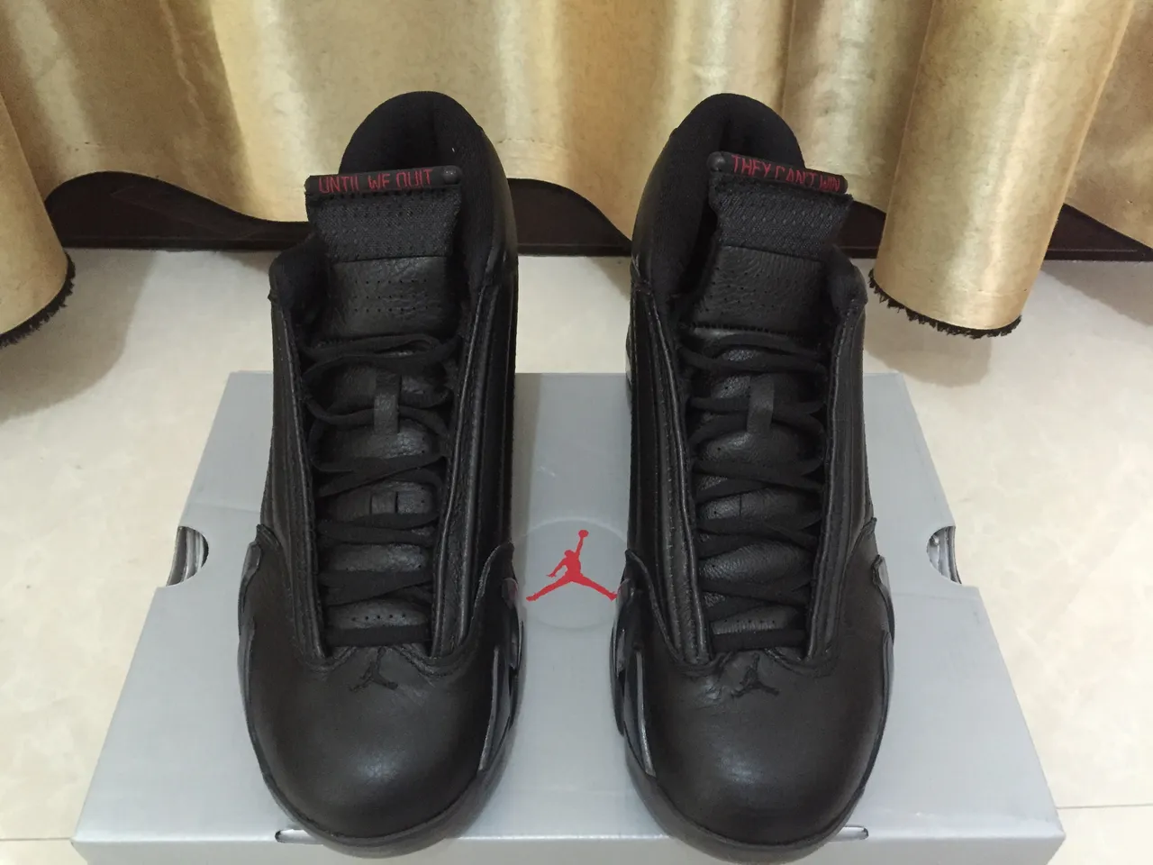Tênis de basquete Air Jordan 14 preto e dourado 6