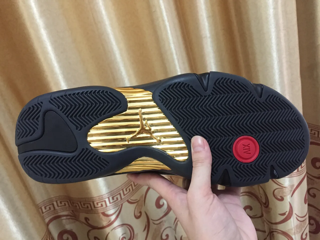 Tênis de basquete Air Jordan 14 preto e dourado 7