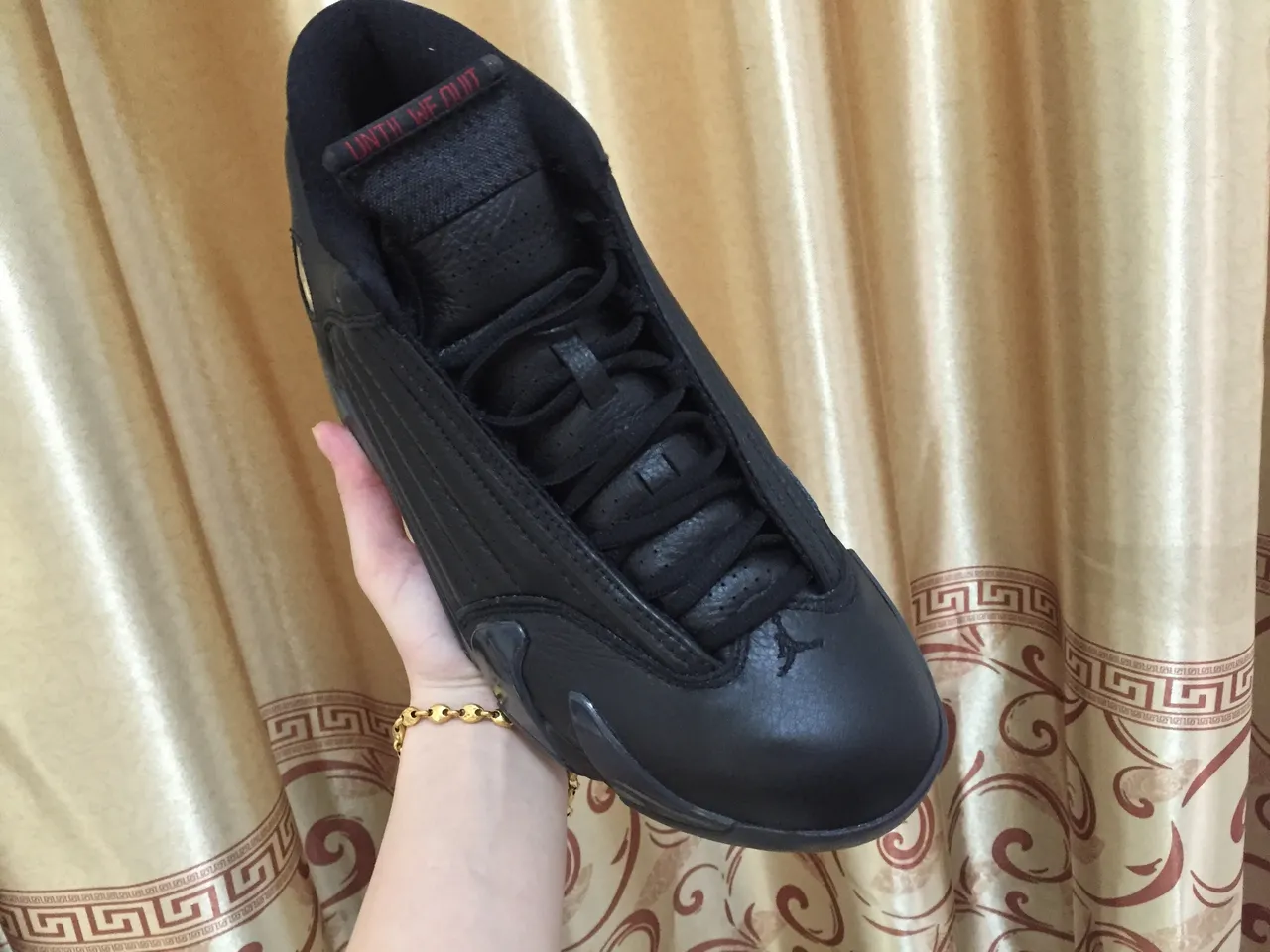 Tênis de basquete Air Jordan 14 preto e dourado 9