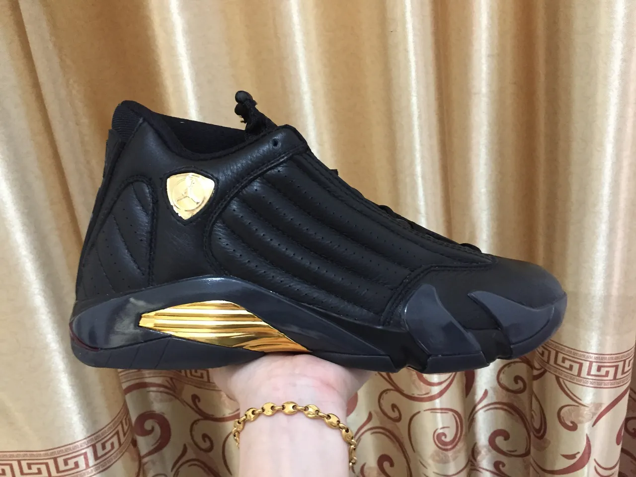 Tênis de basquete Air Jordan 14 preto e dourado 10