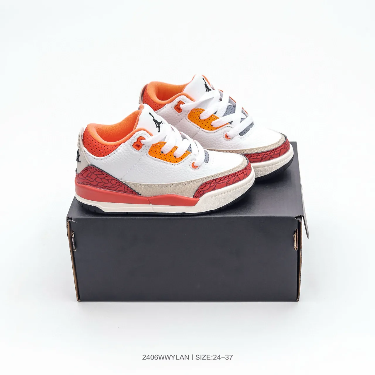 حذاء كرة السلة Air Jordan 3 للأطفال بلون أبيض وبرتقالي بنقشة الفيل 13