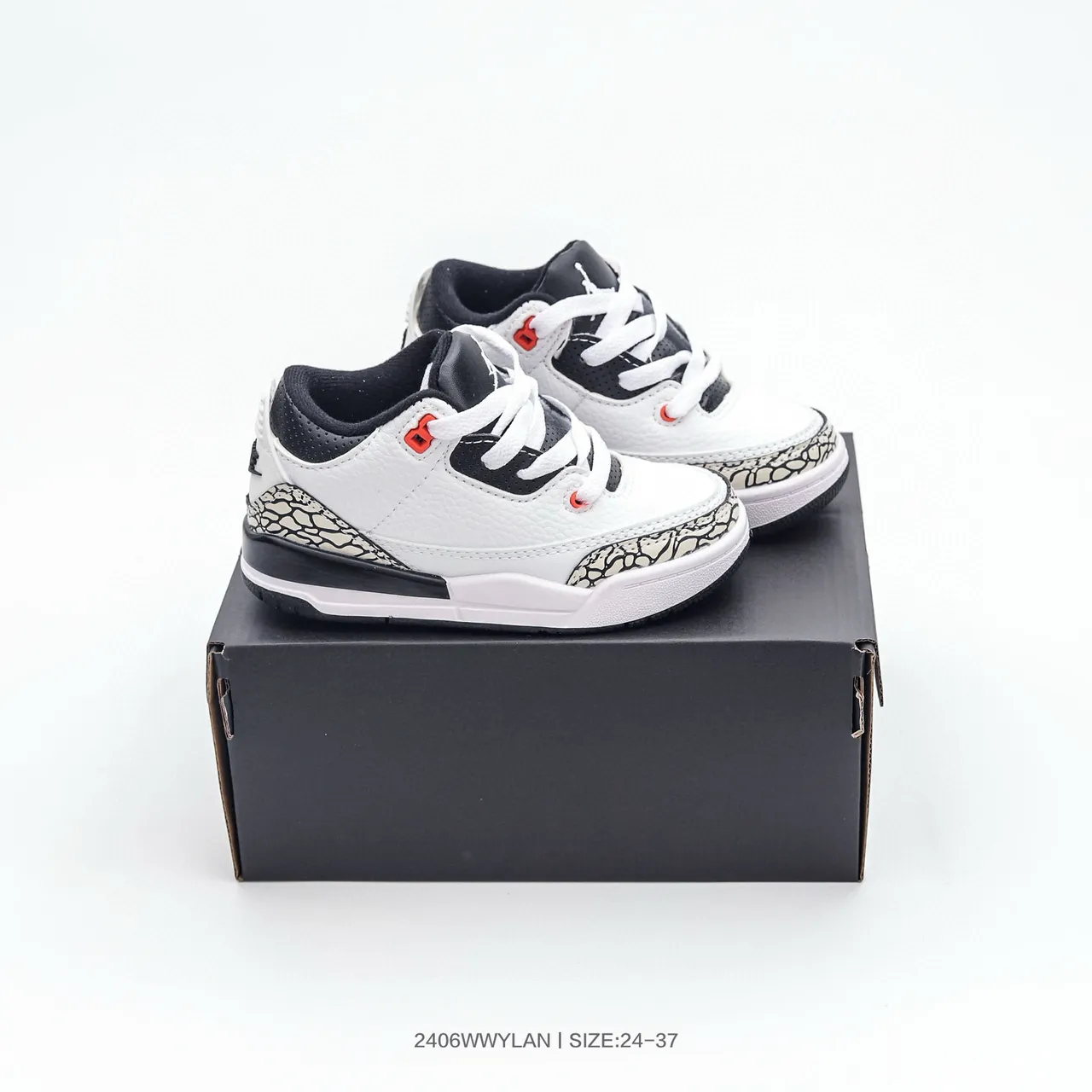 حذاء كرة السلة Air Jordan 3 للأطفال بلون أبيض وبرتقالي بنقشة الفيل 15