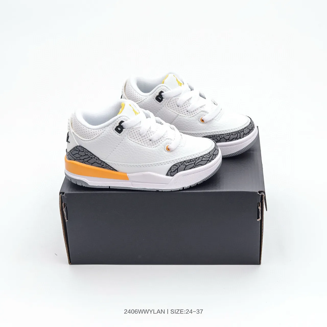 حذاء كرة السلة Air Jordan 3 للأطفال بلون أبيض وبرتقالي بنقشة الفيل 17