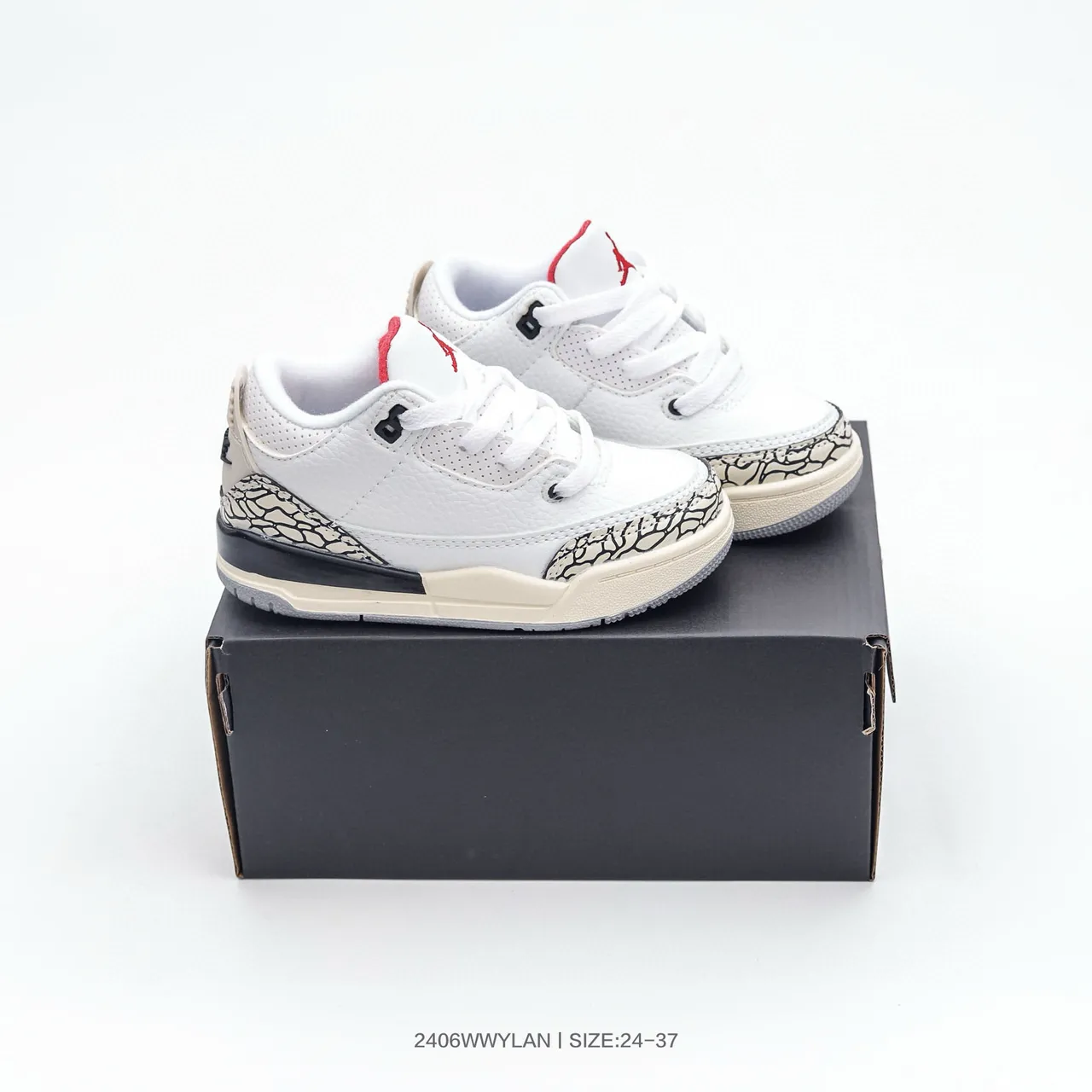 حذاء كرة السلة Air Jordan 3 للأطفال بلون أبيض وبرتقالي بنقشة الفيل 18