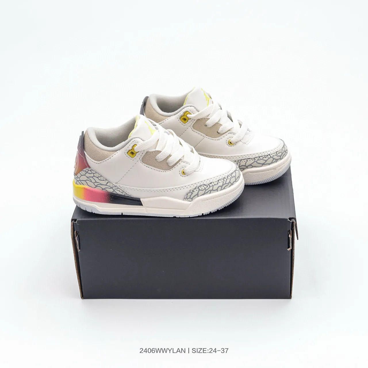 حذاء كرة السلة Air Jordan 3 للأطفال بلون أبيض وبرتقالي بنقشة الفيل 20