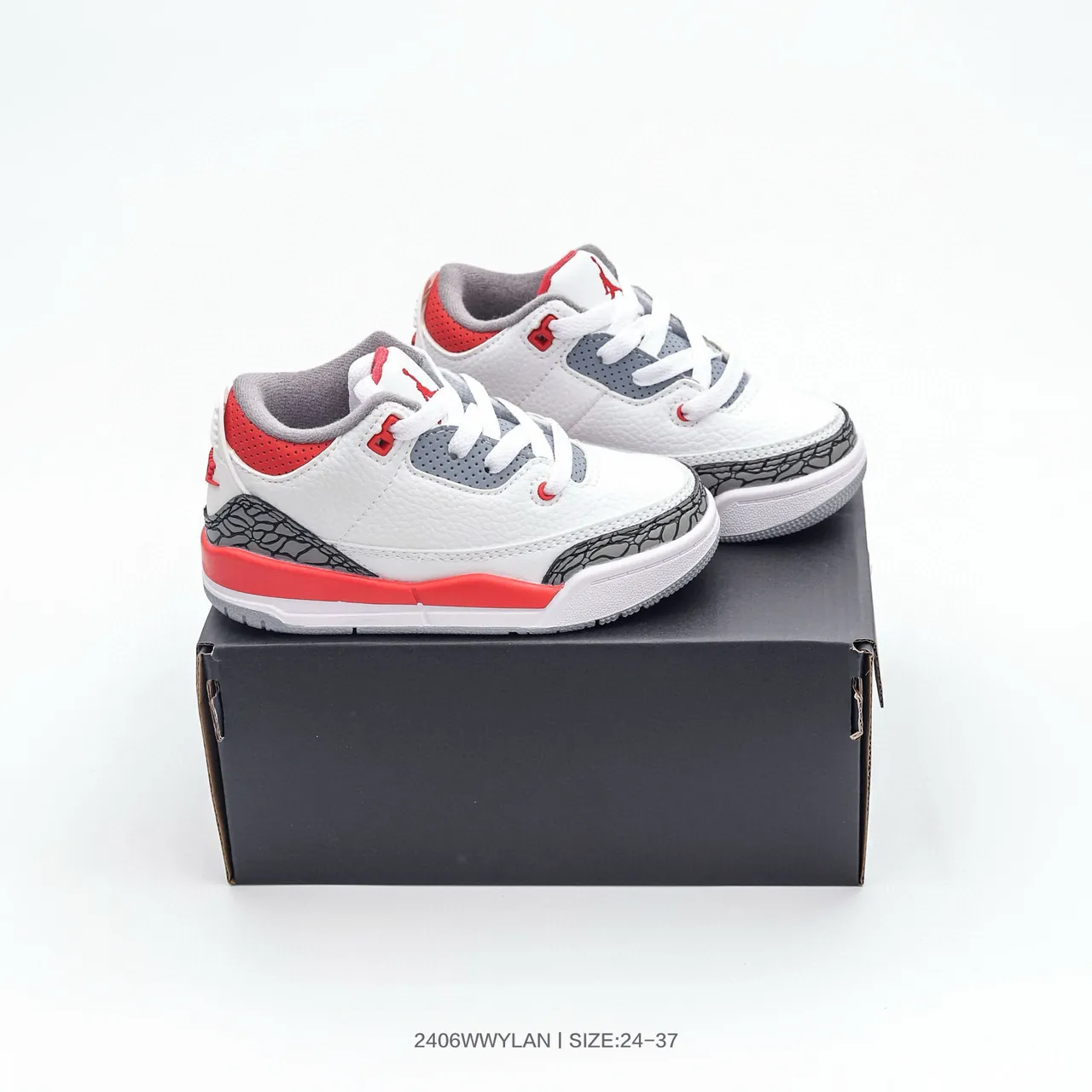 حذاء كرة السلة Air Jordan 3 للأطفال بلون أبيض وبرتقالي بنقشة الفيل 21