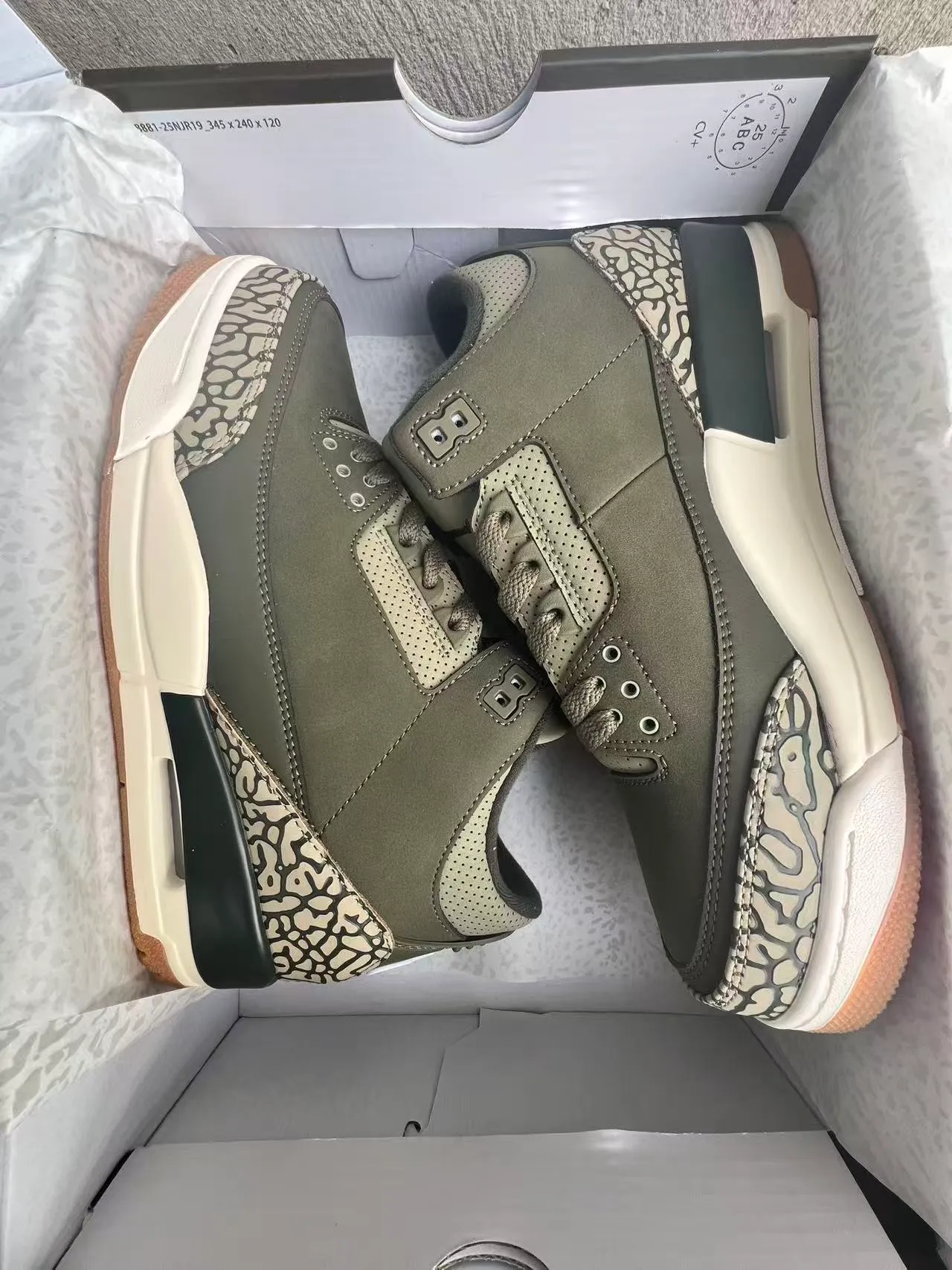 Air Jordan 3 橄榄绿爆裂纹篮球鞋 8