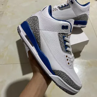 Tênis de basquete Air Jordan 3 branco e azul royal com estampa de elefante