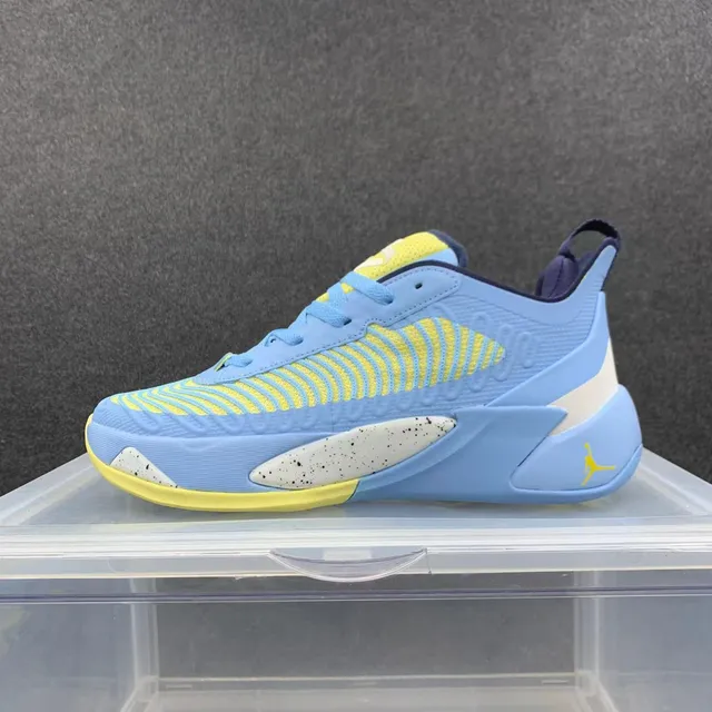 Tênis de basquete Air Jordan 37 azul e amarelo com sobreposição canelada de padrão ondulado e inserção de entressola branca salpicada 2