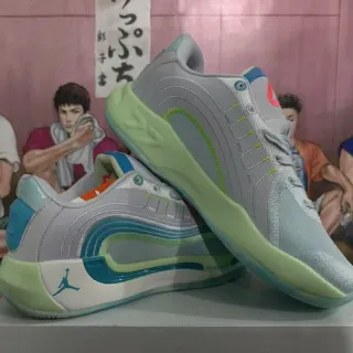 Tênis de basquete Air Jordan 37 cinza e azul com entressola ondulada em camadas e cabedal em mesh e estrutura sintética