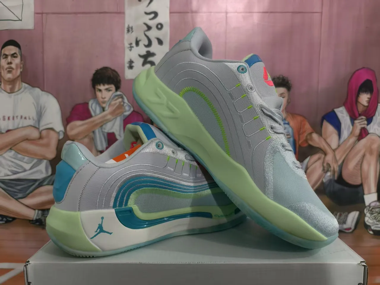 حذاء كرة السلة Air Jordan 37 باللون الرمادي والأزرق بنعل أوسط مموج بطبقات وجزء علوي شبكي وقفص صناعي 3
