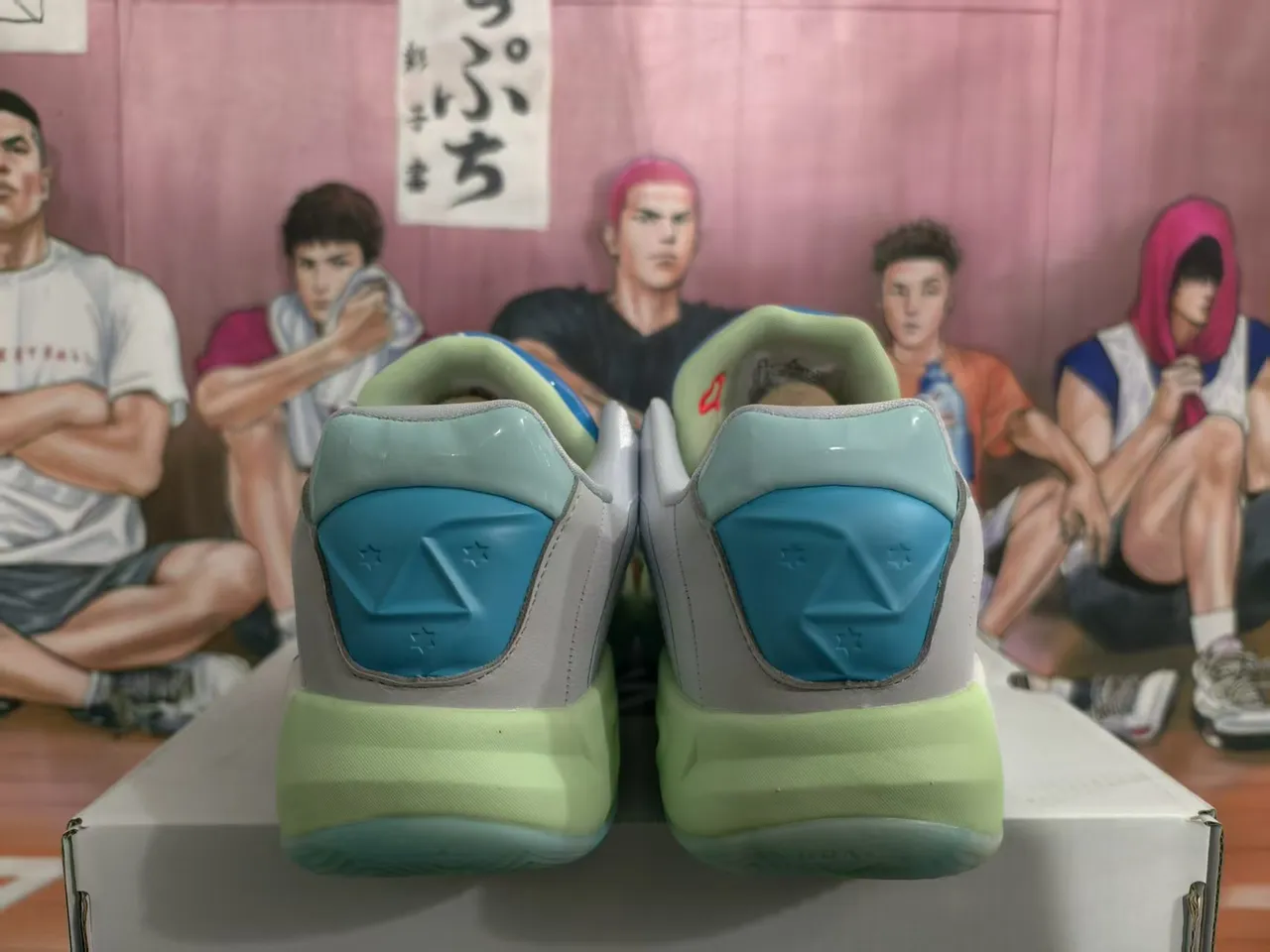 حذاء كرة السلة Air Jordan 37 باللون الرمادي والأزرق بنعل أوسط مموج بطبقات وجزء علوي شبكي وقفص صناعي 5