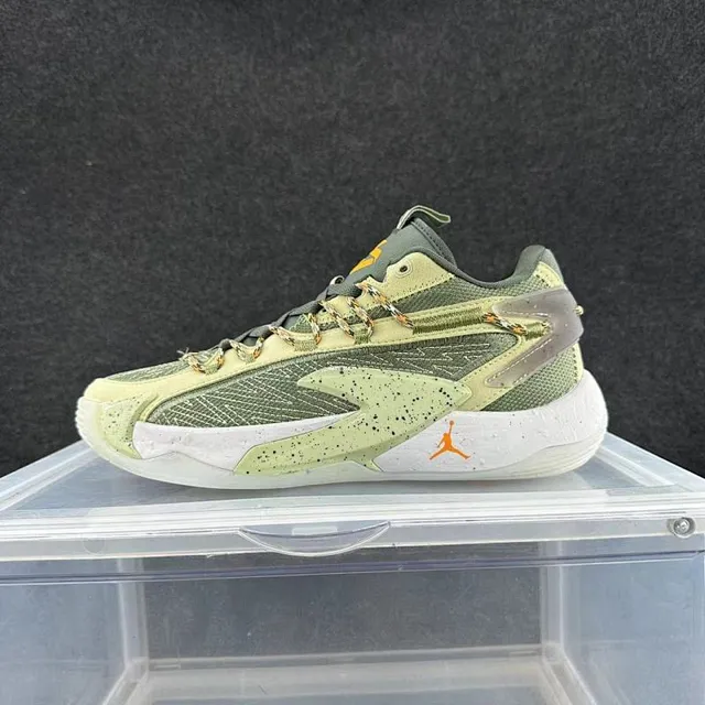 Tênis de basquete Air Jordan 37 verde e laranja com cabedal em mesh em camadas e sintético e entressola branca salpicada 2