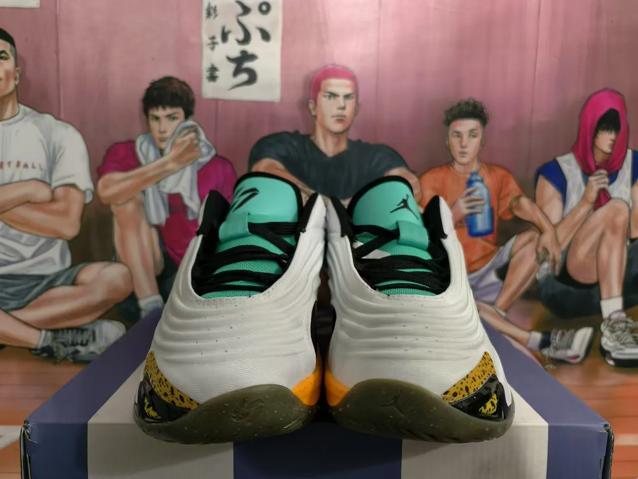 Tênis de basquete Air Jordan 37 branco preto laranja salpicado 3