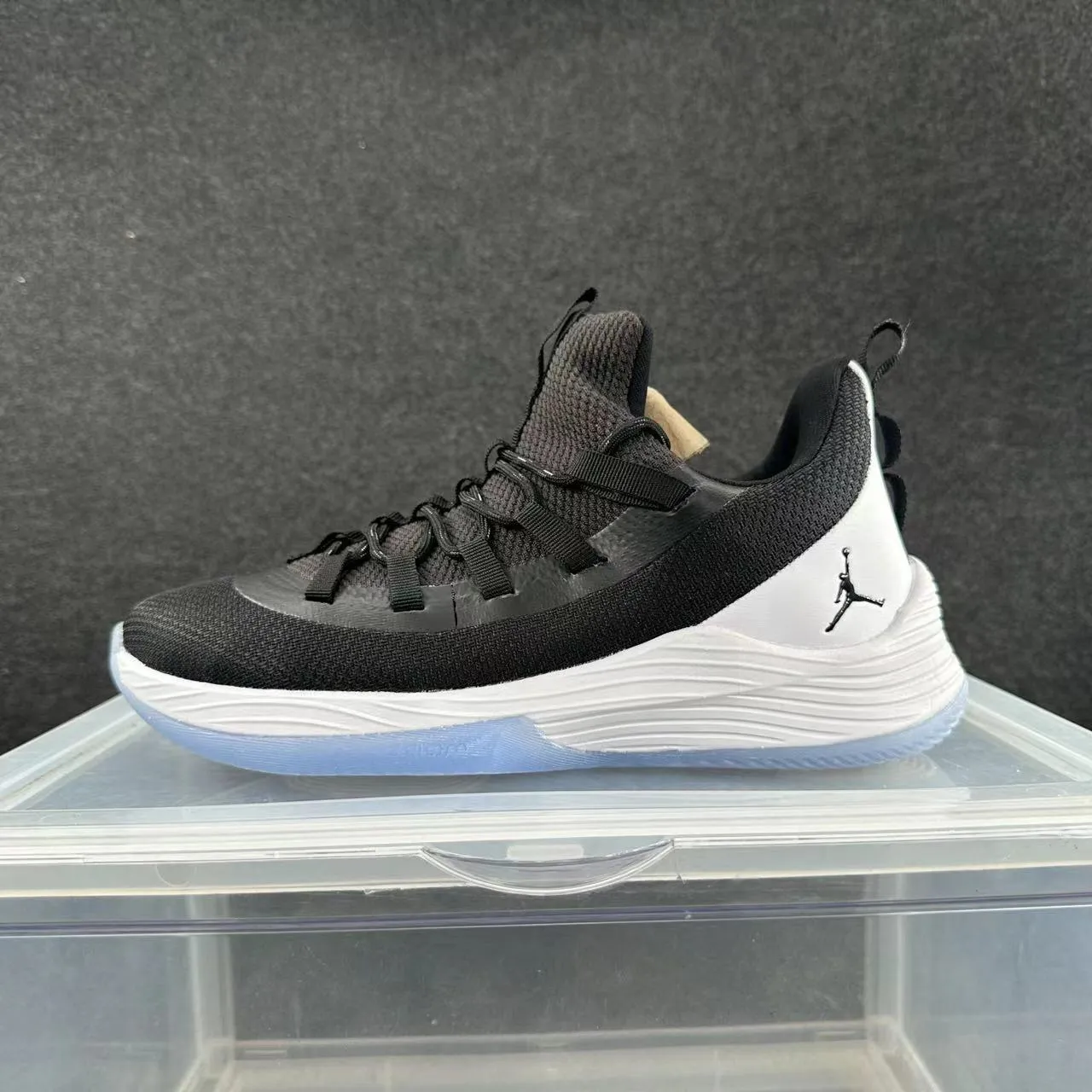 Tênis de basquete Air Jordan 38 de cano alto preto e branco com cabedal em mesh e TPU 2