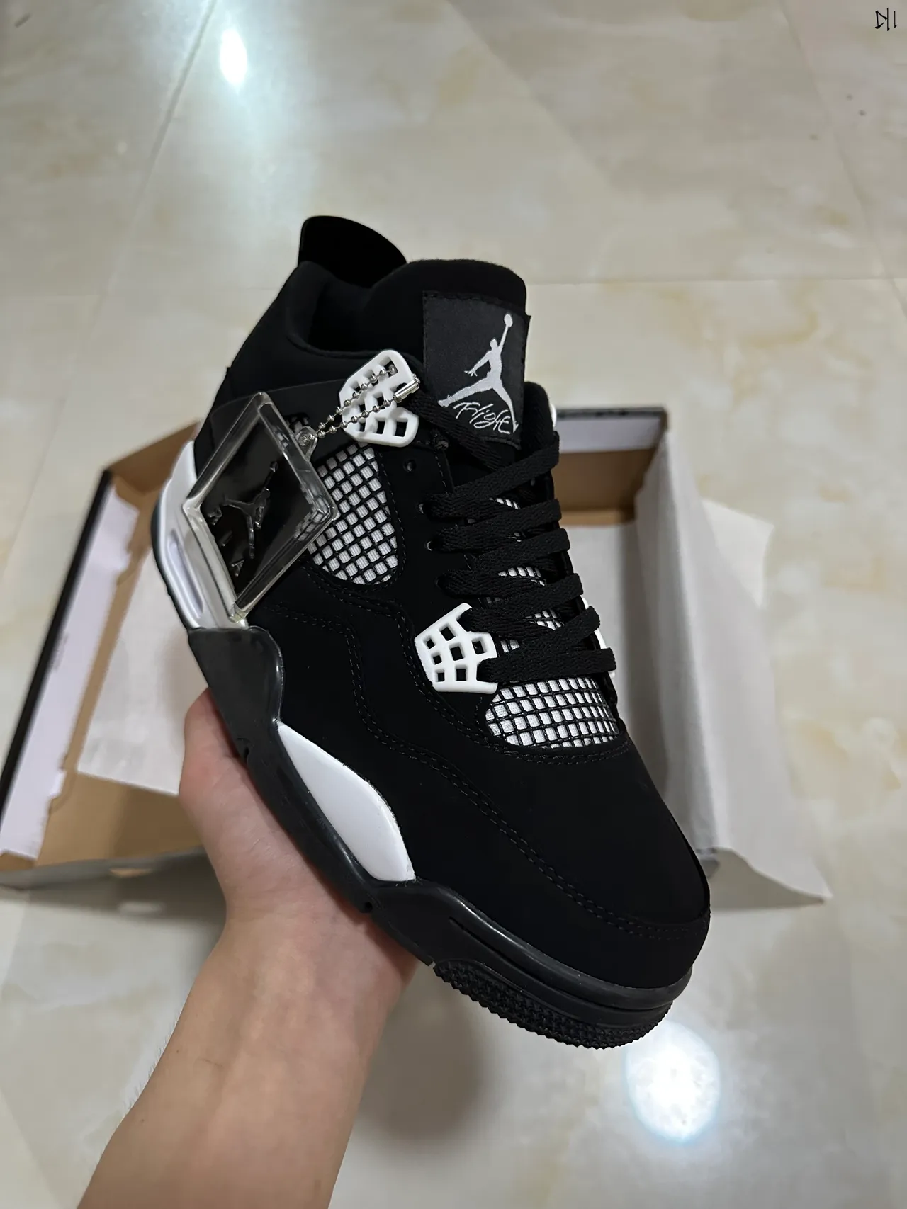 Chaussures de basketball Air Jordan 4 noir et blanc 2