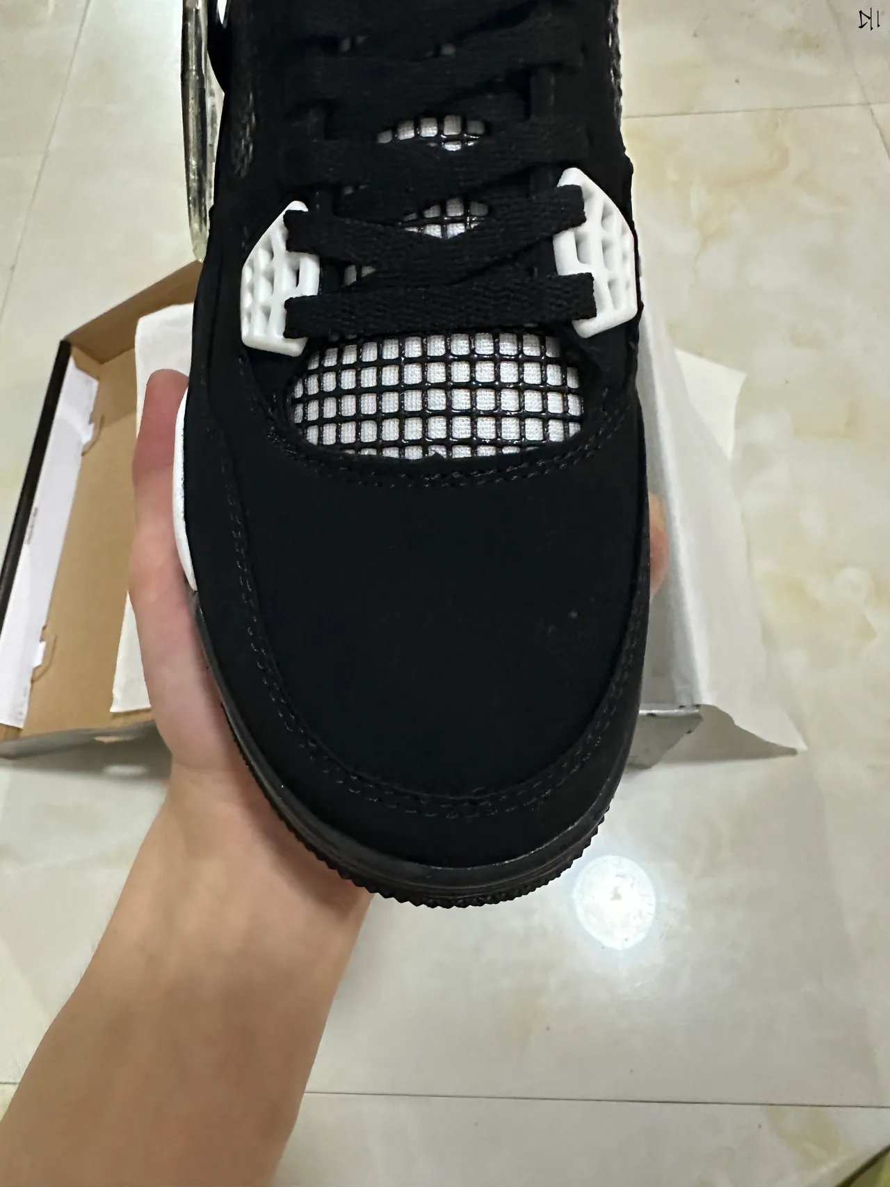 Chaussures de basketball Air Jordan 4 noir et blanc 3