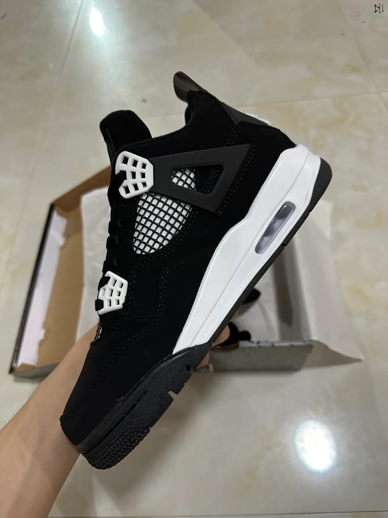 Chaussures de basketball Air Jordan 4 noir et blanc 4