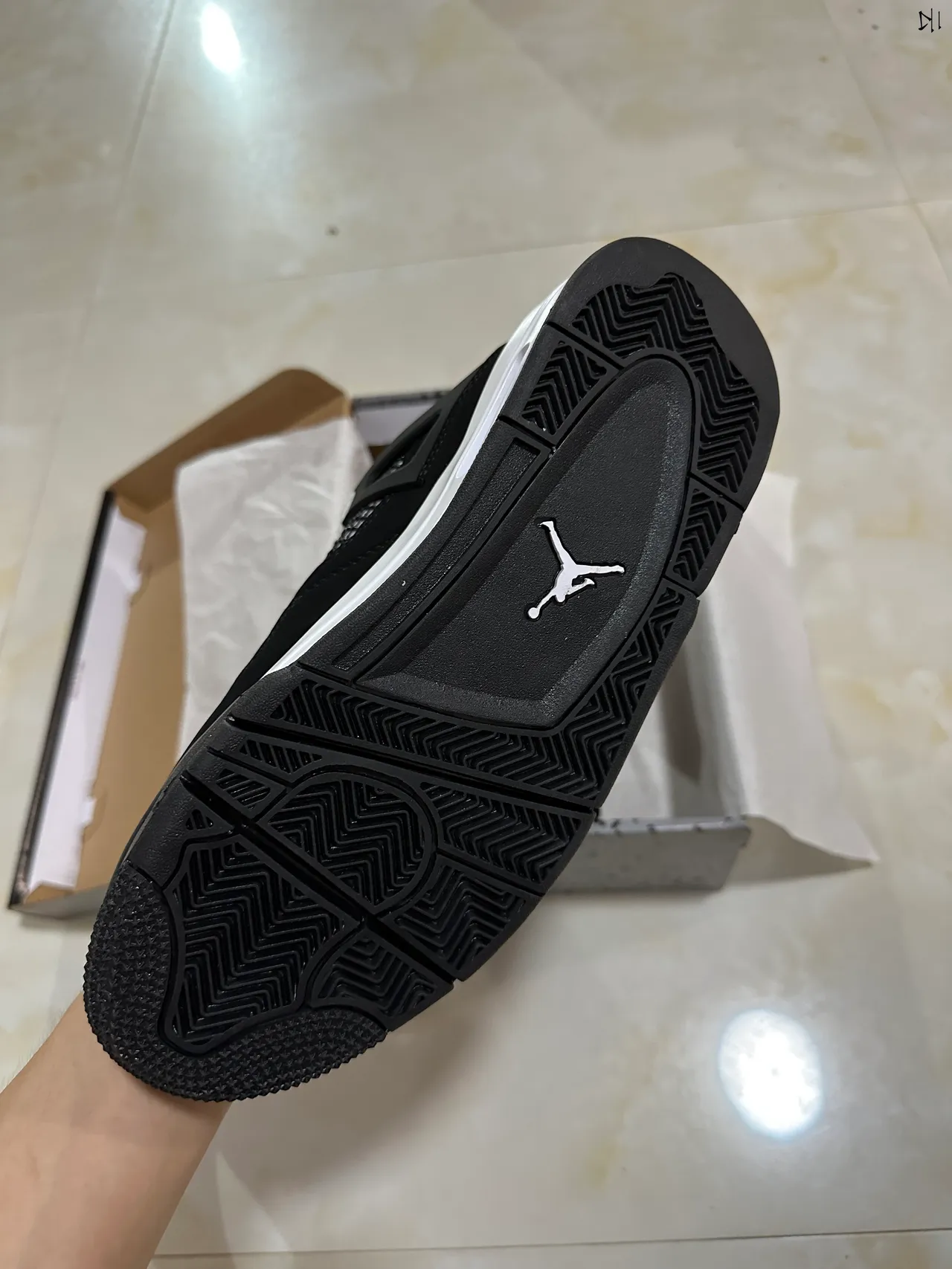 Chaussures de basketball Air Jordan 4 noir et blanc 5