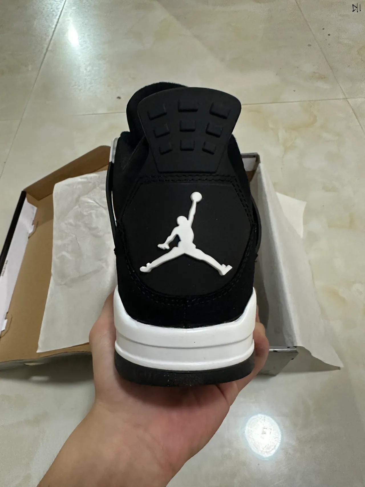 Chaussures de basketball Air Jordan 4 noir et blanc 6