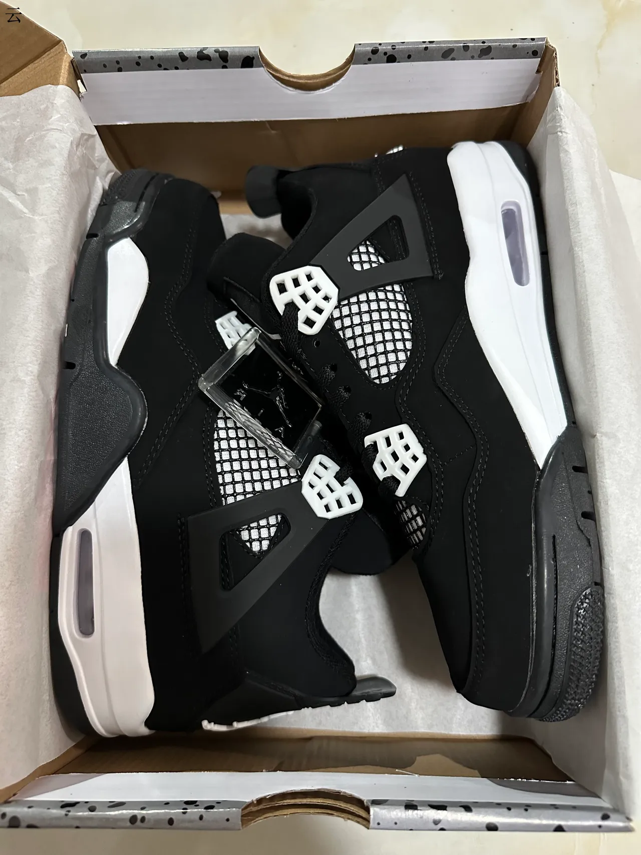 Chaussures de basketball Air Jordan 4 noir et blanc 7