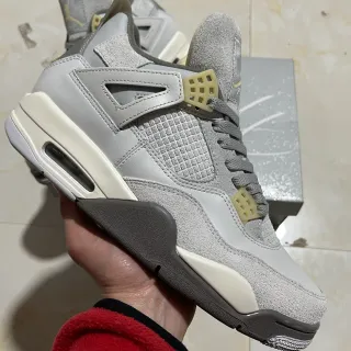 Zapatillas de baloncesto Air Jordan 4 gris y blanco roto