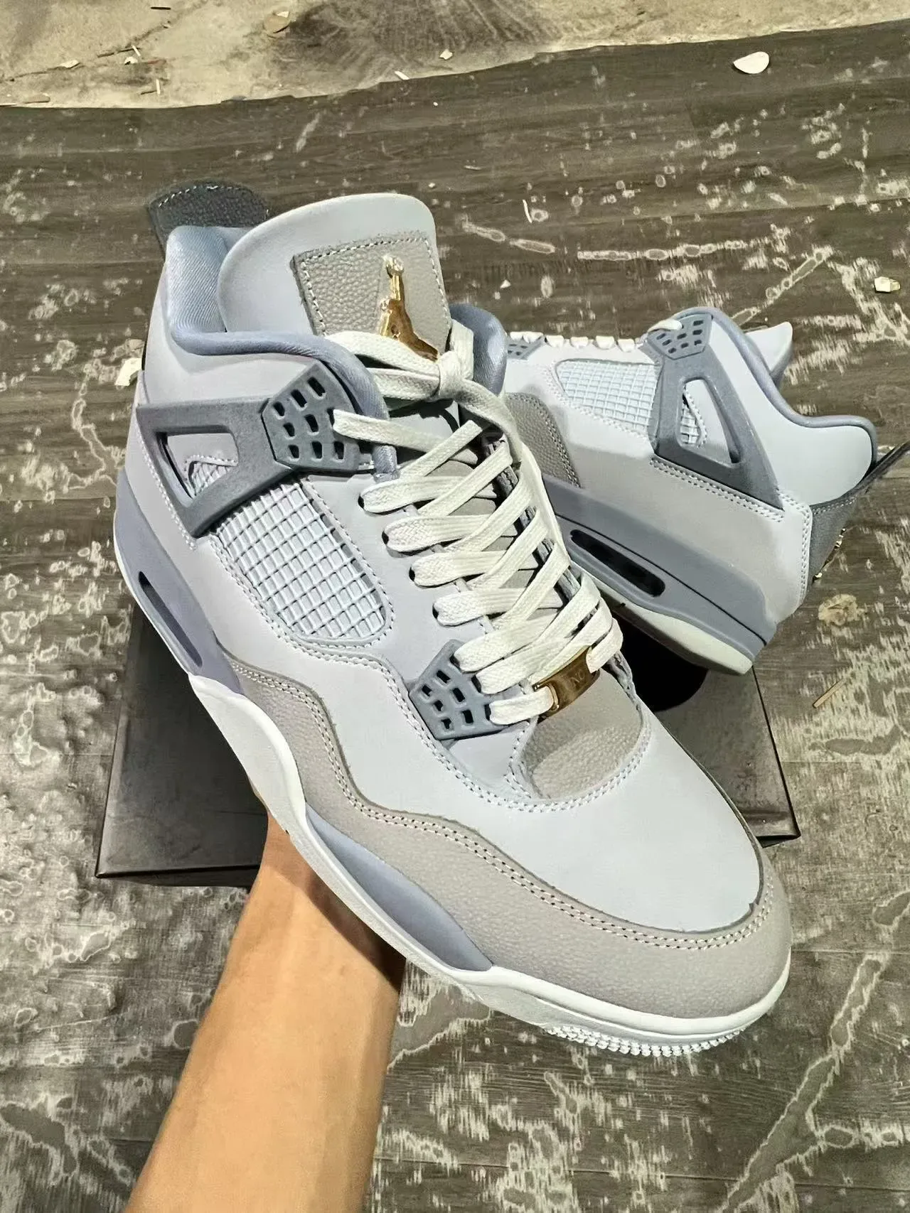 Air Jordan 4 浅灰色和中灰色篮球鞋 2