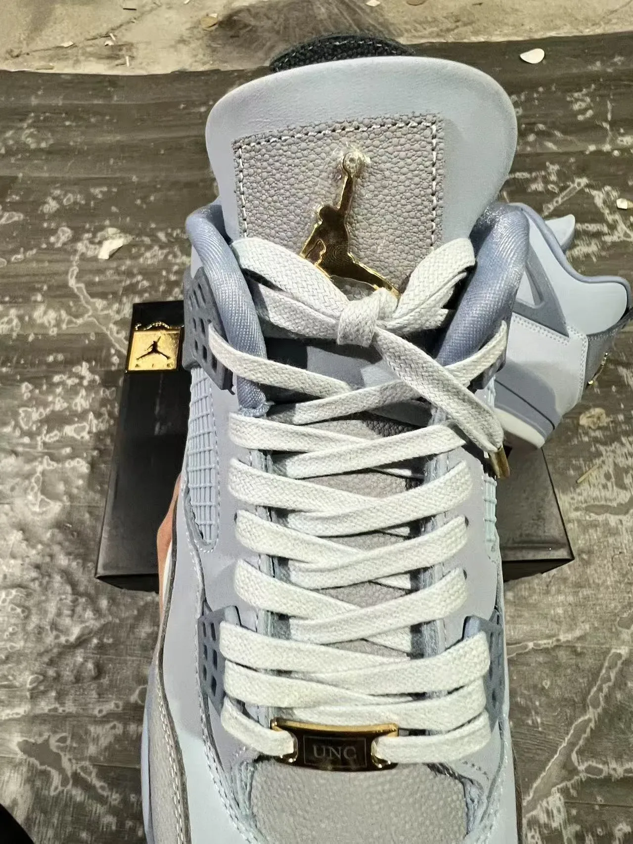 Air Jordan 4 浅灰色和中灰色篮球鞋 3