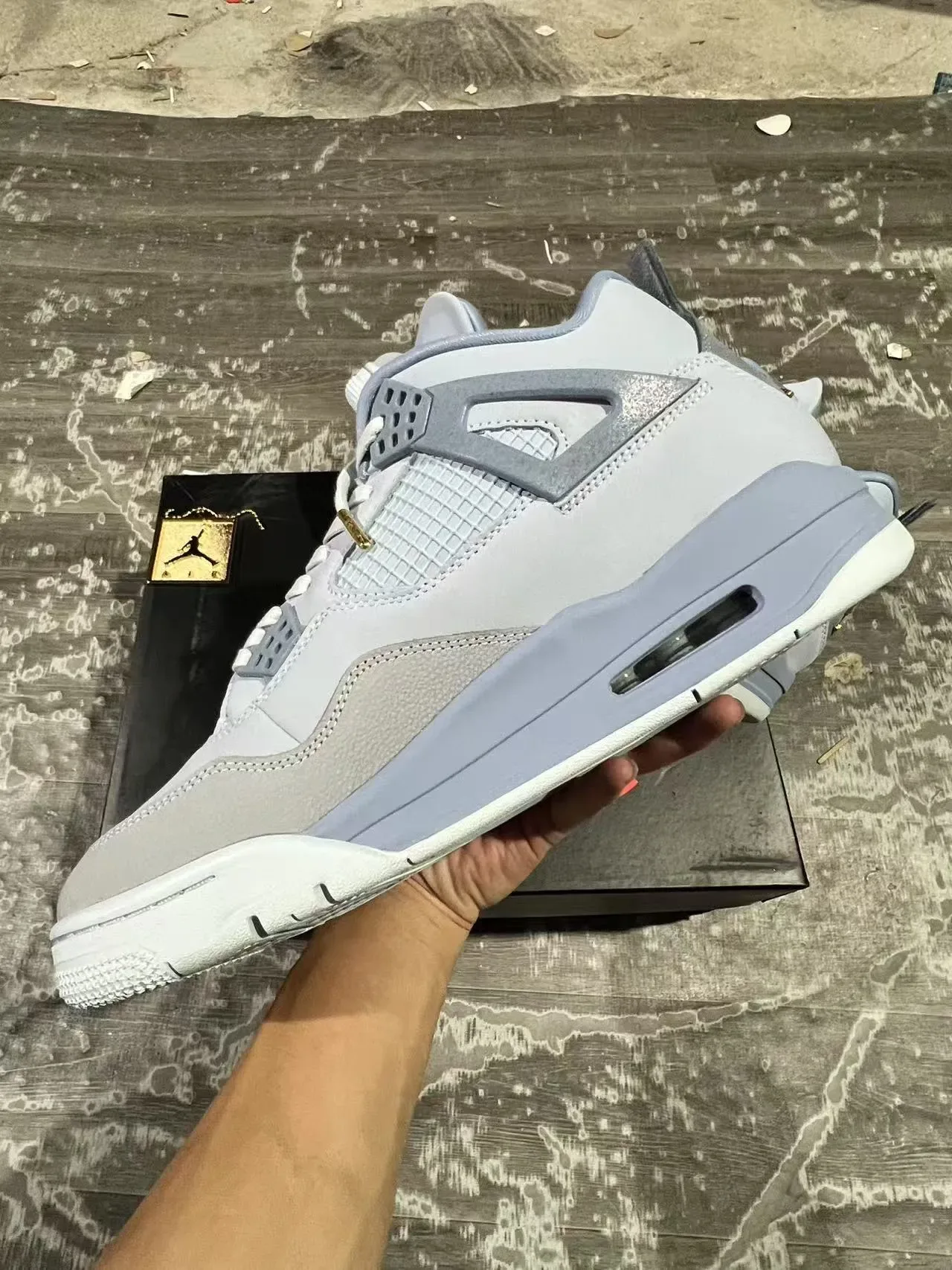 Air Jordan 4 浅灰色和中灰色篮球鞋 4