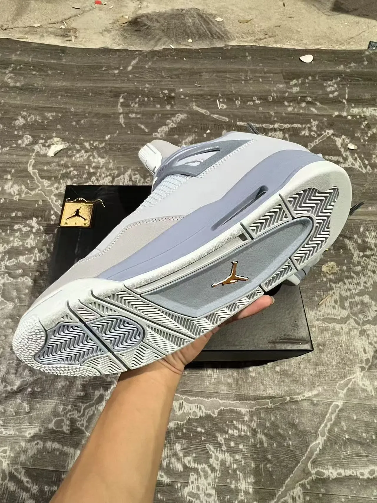 Air Jordan 4 浅灰色和中灰色篮球鞋 5
