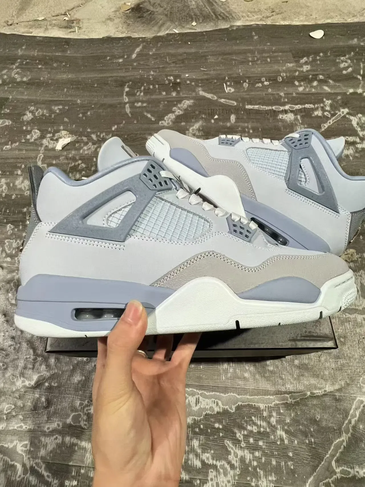 Air Jordan 4 浅灰色和中灰色篮球鞋 6