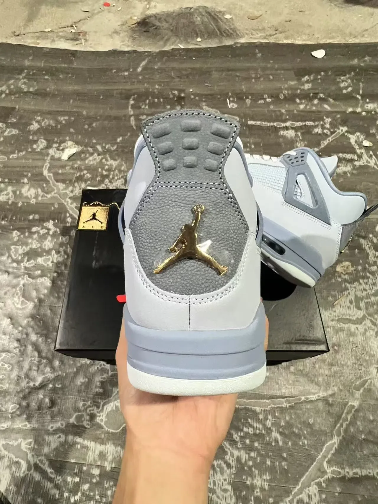Air Jordan 4 浅灰色和中灰色篮球鞋 7