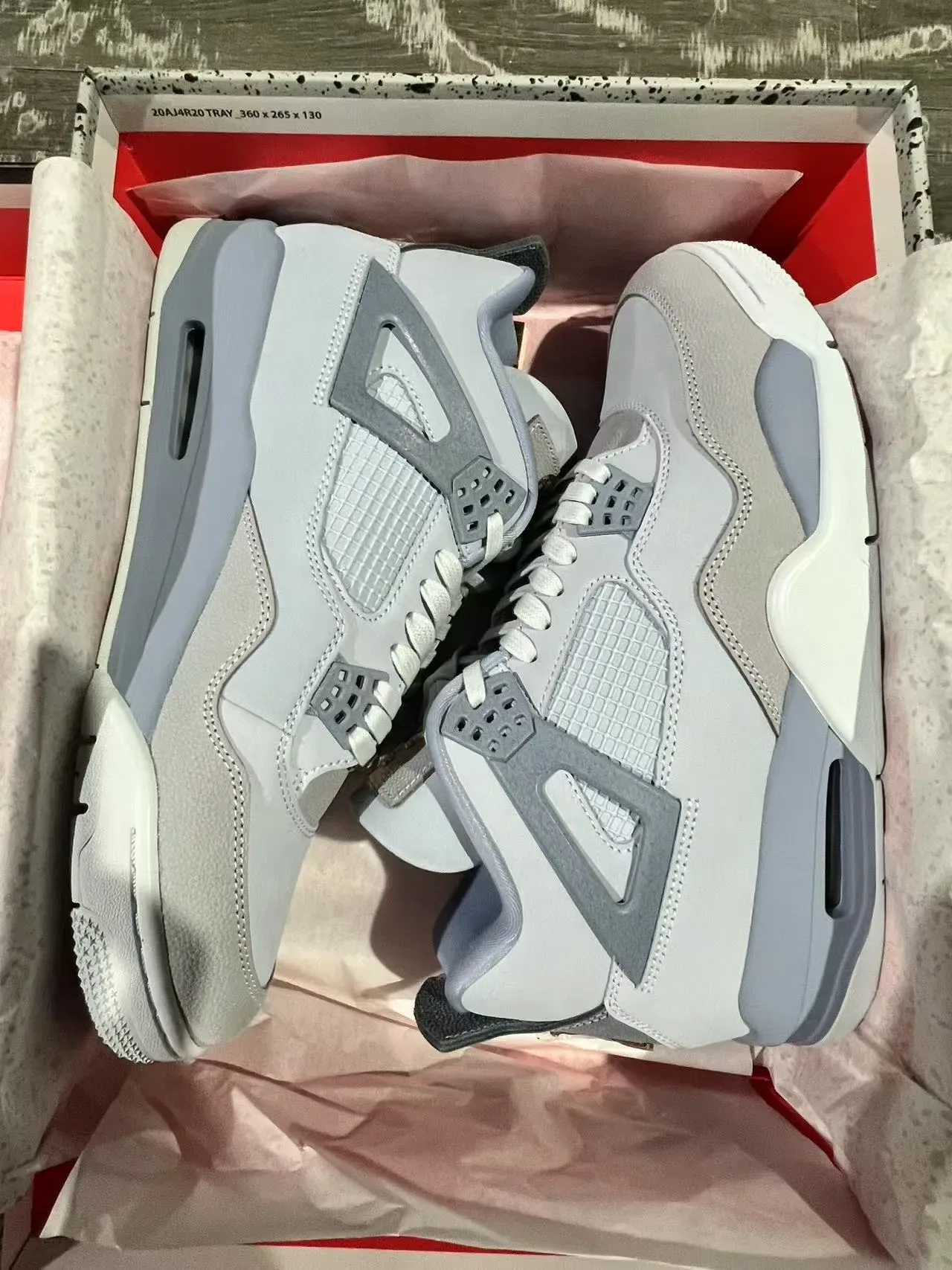 Air Jordan 4 浅灰色和中灰色篮球鞋 8