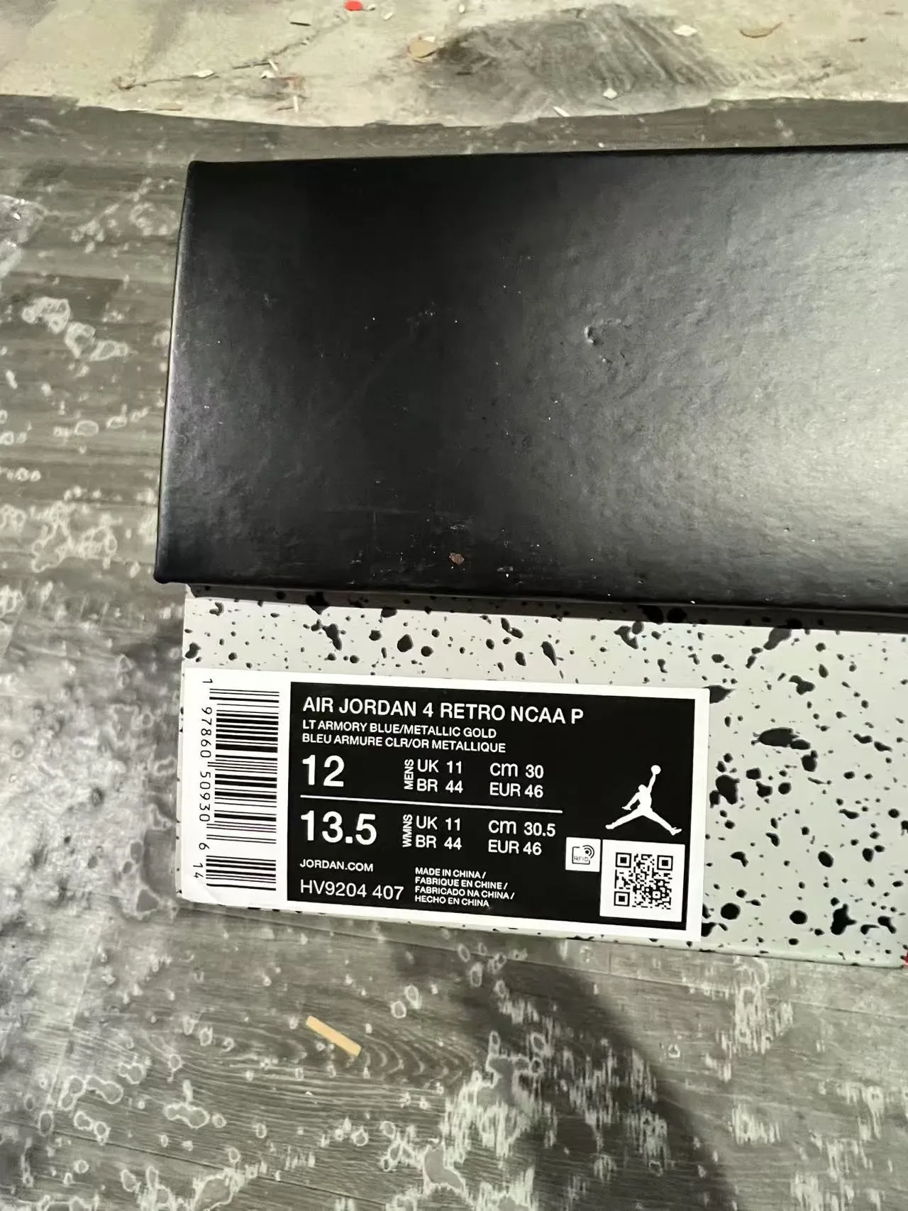 Air Jordan 4 浅灰色和中灰色篮球鞋 9