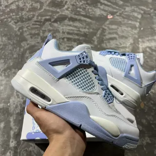 Tênis lifestyle Air Jordan 4 cinza claro e azul pervinca