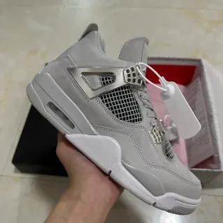 Air Jordan 4 हल्के भूरे सिल्वर मेटैलिक बास्केटबॉल जूते