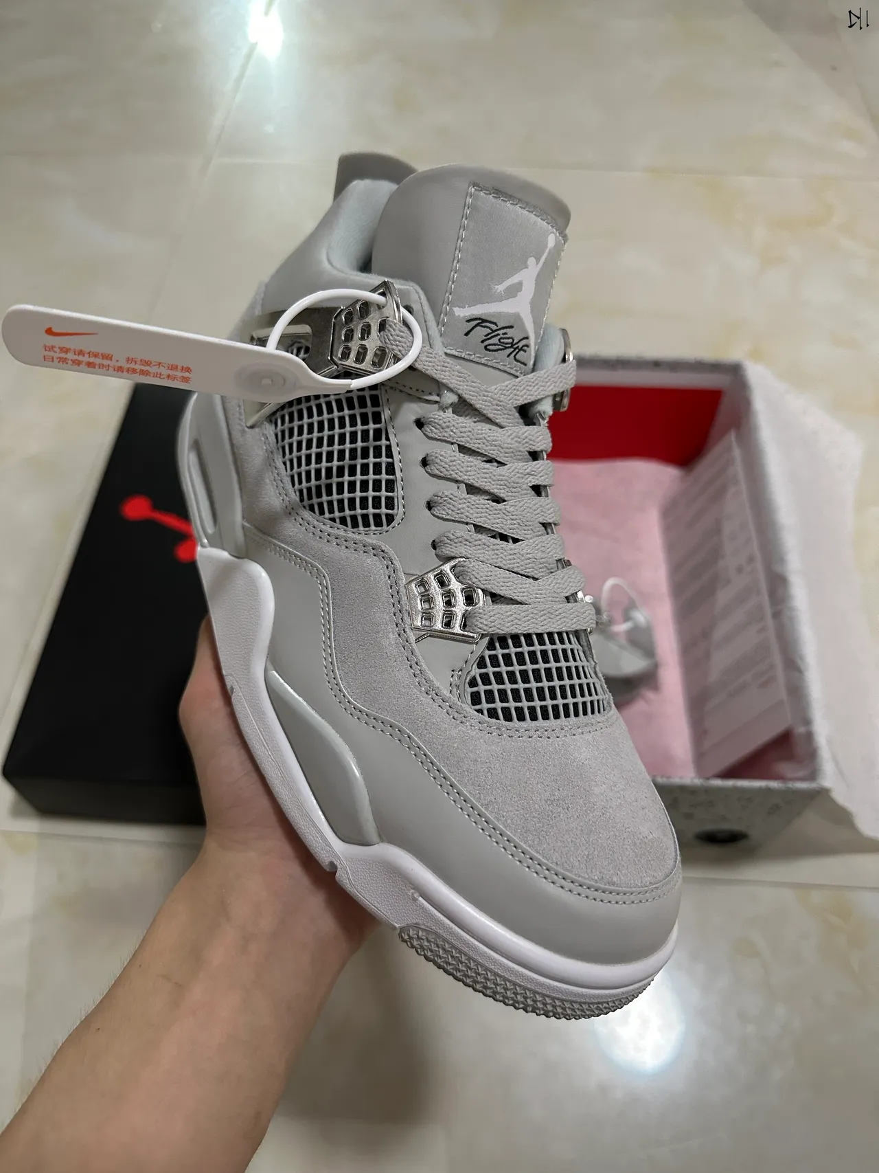 حذاء كرة السلة Air Jordan 4 رمادي فاتح وفضي معدني 2