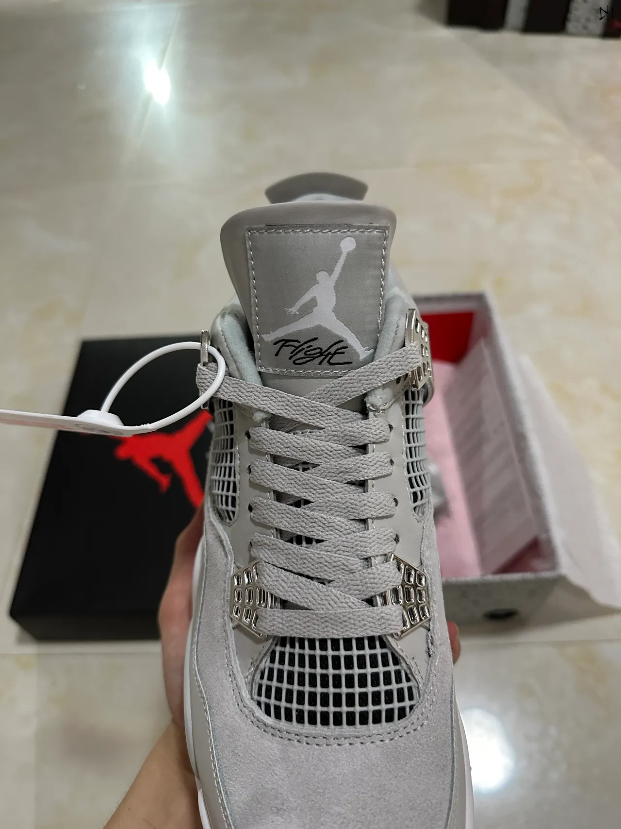 حذاء كرة السلة Air Jordan 4 رمادي فاتح وفضي معدني 4