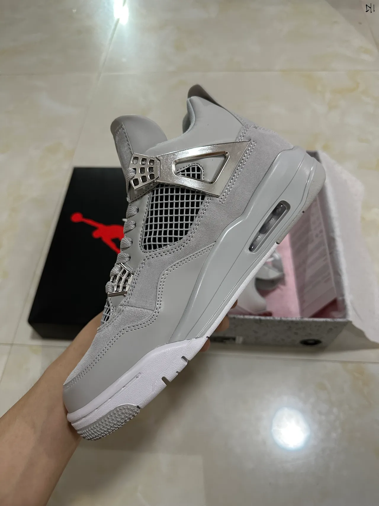 حذاء كرة السلة Air Jordan 4 رمادي فاتح وفضي معدني 5