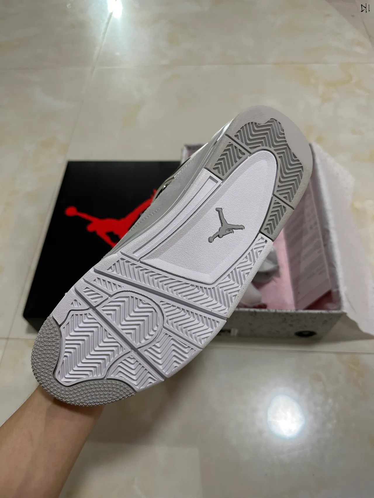 حذاء كرة السلة Air Jordan 4 رمادي فاتح وفضي معدني 6