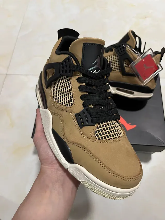 Tênis de basquete Air Jordan 4 bege e preto Off-White 2