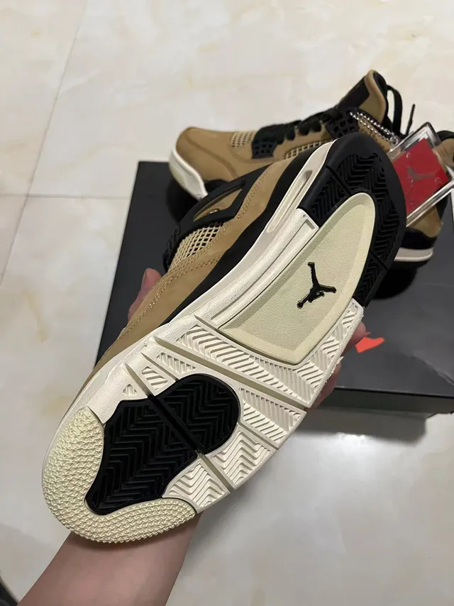 Tênis de basquete Air Jordan 4 bege e preto Off-White 4