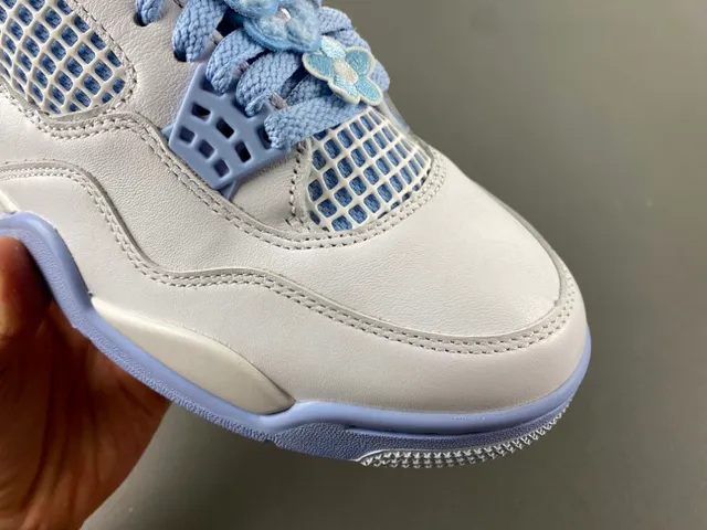 Chaussures de basket Air Jordan 4 blanc et bleu clair 2