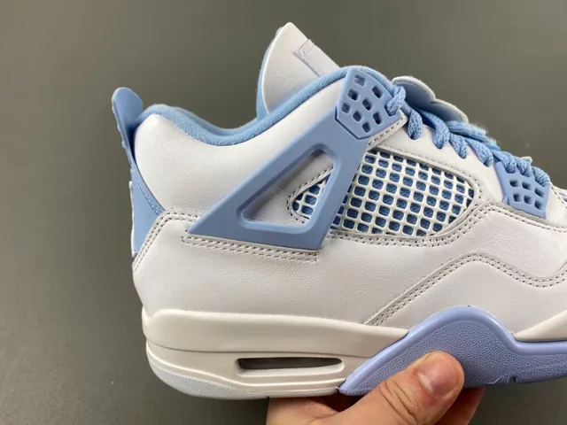 Chaussures de basket Air Jordan 4 blanc et bleu clair 3