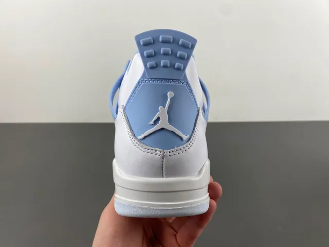 Chaussures de basket Air Jordan 4 blanc et bleu clair 4