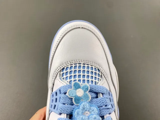 Chaussures de basket Air Jordan 4 blanc et bleu clair 5