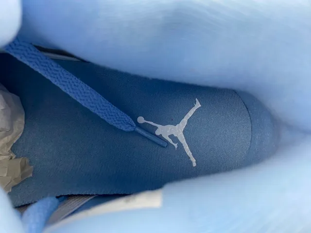 Chaussures de basket Air Jordan 4 blanc et bleu clair 7