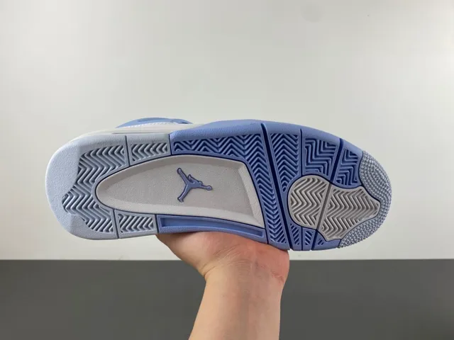 Chaussures de basket Air Jordan 4 blanc et bleu clair 9