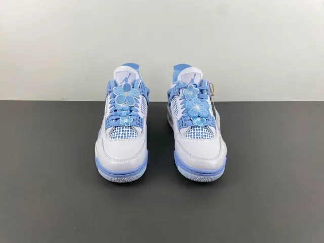 Chaussures de basket Air Jordan 4 blanc et bleu clair 11