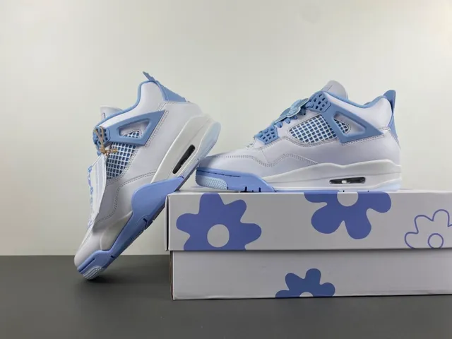 Chaussures de basket Air Jordan 4 blanc et bleu clair 14
